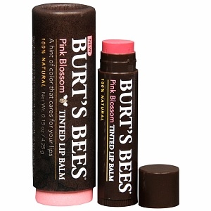 Burt's Bees Renkli Doğal Dudak Bakım Kremi Stick Burt's Bees Tınted Lip Balm Pink : Doğal içerikleri ile en çok beğenilen ve tercih edilen markalardan olmayı başarmış olan yeni seri lip balm, hem dudaklarınızı nemlendirerek, koruyacak, kurulukları onarmaya yardım edecek hem de harika renkleri ile size çekici bir görünüm kazandıracaktır. 1984 yılından beri doğaya duyduğu saygıyla, güzellik ve bakımın formülünü doğadan getiren Burt's Bees ürünleri, doğanın  güzellik gücünü sizlere sunuyor. Burt's Bees Renkli Doğal Dudak Bakım Kremi Stick Burt's Bees Tınted Lip Balm Pink, tatlı ve rahatlatma özelliği içeren balmumunu, çiçek özleri ve vitamin ,mineraller bakımından zengin shea yağını formülasyonunda kullandı. Özel içeriği ile dudaklarınızı nemlendirerek, besleyecek ve dudak dokunuzu güçlendirmeye yardım edecek. Beslenen dudaklar daha güzel ve daha bakımlı görünebilecek. Kullanıldığı ilk andan itibaren dudaklar derinlemesine nem kazanır ve nemliliğini uzun süre korur. Dudaklarımız beslenme, konuşma gibi en temel ihtiyaçlarımızı karşılamaya yarayan organımız olduğu için yıpranması, kuruması, çatlaması kötü görünümlere neden olurken, rahatsızlık ve acı da verir ve günlük hayatımızı etkiler. Dudaklarımız da yüzümüzün cildi gibi sürekli dış etkilere ve hasarlara açıktır, kolaylıkla zarar görür ve yıpranır. Ayrıca dudakların güzel, bakımlı ve çekici görünmesi de kadınların hayalidir. Birçok kişinin dudakları kuruluktan çatlar, pul pul olur ve soyulur, bu hem kötü bir görünüme sebep olur hem de acı verebilir. Özellikle güneş ışınları ve rüzgarlı havalar da dudakların kurumasını ve zarar görmesini kolaylaştırabilir. Dudaklarınız hem çarpıcı renkleri ile çekici görünecek, hem de özel ve doğal içerik sayesinde bakım kazanacak. Kullanımı: İhtiyaç duydukça dudaklarınıza uygulayabilirsiniz. Soğuk ve güneşli havalarda dudaklar daha çok yıpranır, böyle durumlarda bakım ve korumaya destek olacaktır. Burt's Bees Renkli Doğal Dudak Bakım Kremi Stick Burt's Bees Tınted Lip Balm Pink , Turuncu Kasa’da satılan uygun fiyatlı bir üründür.