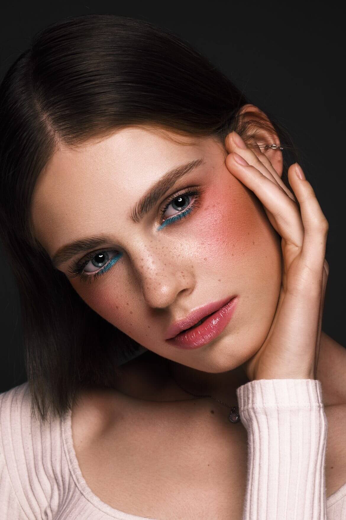 Hailey Bieber Trendi: Strawberry Makeup (Çilek Kız Makyajı)
