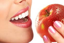 Listerine Fresh Burst 250 ml Ağız Gargarası : Kişisel bakım ve hijyen hem sağlık hem de görünüm olarak oldukça önemlidir. Ağız bakımı bir çok insan tarafından yeterince önemsenmemekle birlikte, ihmal edildiğinde çeşitli hastalıklara davetiye çıkartmaktadır. Ağızda meydana gelen rahatsızlıklar, diş sağlığını da etkiler ve sindirime zarar verirler. Dişlerin yeteri kadar temizlenemediğinden dolayı oluşan ağız içindeki enfeksiyonlar, vücutta kalp, eklemler ve böbrekleri etkileyerek, daha önemli sorunların oluşmasına neden olabilmektedir. Bu sebeple ağız ve diş sağlığına gereken önemi göstermek gerekmektedir. Dişleri fırçalamak genellikle yeterli değildir, ağız içi bakım ve hijyeni için ağız gargaları kullanmak temizliği tamamlamaya yardımcı olur. Listerine Fresh Burst 250 ml Ağız Gargarası, freshd tada sahip olan formülü ile dişlerde ve ağız içi, damak, diş etleri ve dilde hijyen sağlamaya yardım eder. Ayrıca fırçalamadan sonra diş ve diş etlerinde kalan plağı %70 e kadar azalttığı kanıtlanmıştır. Düzenli olarak günde 2 defa kullanımla dişlerin temizlenerek sağlık kazanmasına yardımcıdır ve dişlerin lekelerinde azalma sağlamaya da yardım ederek beyazlık elde etmeye de destek olur. Nefesiniz tazelenir ve ağız içinden ve bakteri kaynaklı kokulardan kurtulabilirsiniz. Sadece diş fırçası ve diş ipi kullanarak ağız içinin sadece %25 lik bir bölümünde temizlik sağlayabilirsiniz, oysa Listerine, fırçaların ulaşamadığı yerlere de ulaşarak, etkili bir temizlik ve koruma sağlamaya yardım eder. Kullanım Şekli : Sabah ve akşam dişlerinizi fırçaladıktan sonra 20 ml Listerine ile diş ve diş etlerinizi yaklaşık 30 saniye çalkalayarak tükürünüz. Listerine Fresh Burst 250 ml Ağız Gargarası, Turuncu Kasa’da satılan fiyatı ucuz olan bir üründür.